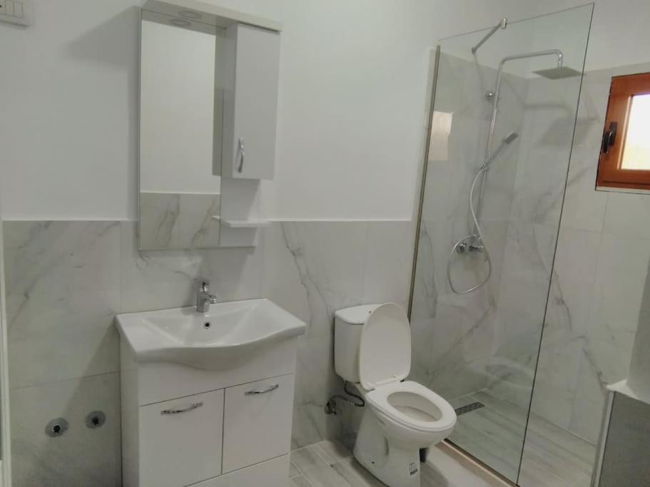 Villa Besnik, Rooms For Rent Vlorë Esterno foto