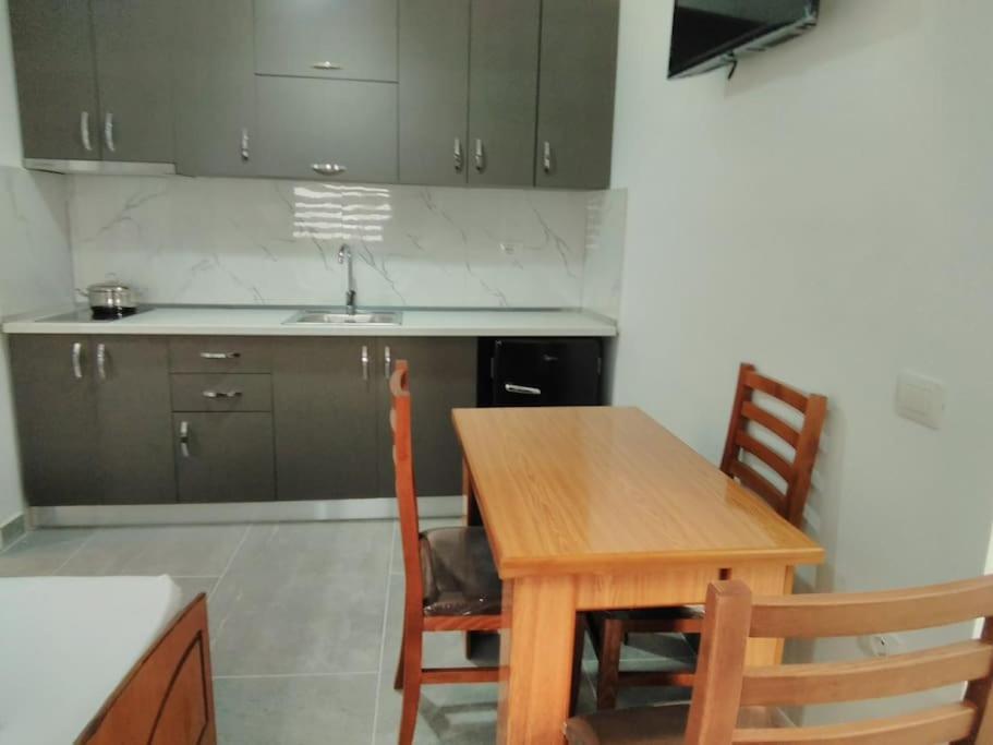 Villa Besnik, Rooms For Rent Vlorë Esterno foto