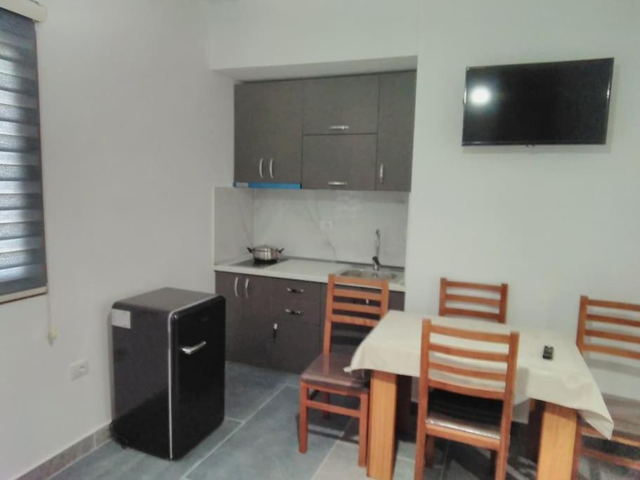 Villa Besnik, Rooms For Rent Vlorë Esterno foto