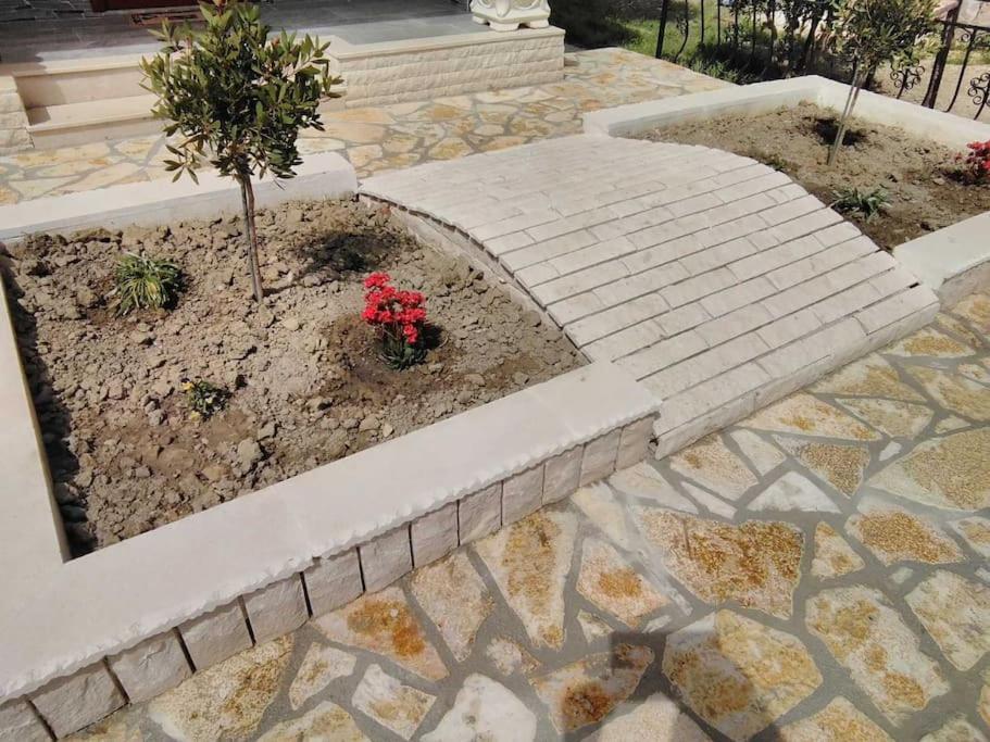 Villa Besnik, Rooms For Rent Vlorë Esterno foto