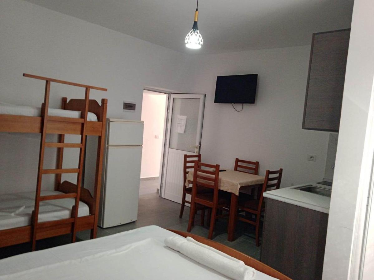 Villa Besnik, Rooms For Rent Vlorë Esterno foto
